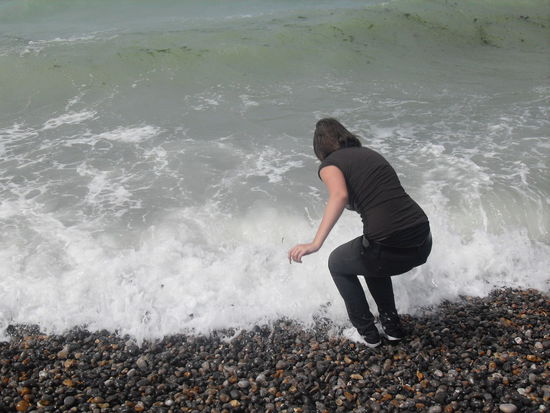 Schließlich noch das Bild des Tages: Doro und die Welle, die sie just in diesem Moment erwischt! Ich gebs ja zu, ich habe auf dieses Bild spekuliert, aber es ist doch einfach der Hammer oder  ?! Knietief im Wasser stand mein Hase plötzlich!