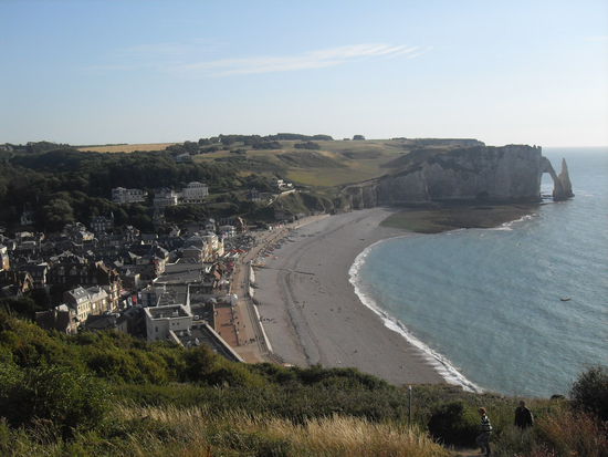 Das Städtchen Êtretat und die berühmten tor- sowie nadelartigen Klippen, welche mehr als 90 Meter hoch sind