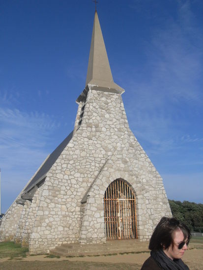 Die sich auf der Klippe befindende Kapelle und ein Außerirdischer 