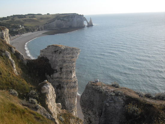 Hier ist der sich rechts im Bild befindende Trampelpfad auf die Spitze der Klippe erwähnenswert: Wer ist so irre und geht dort bis nach vorne, wenn es rechts und links 90 Meter in die Tiefe geht? Anscheinend genug Leute 