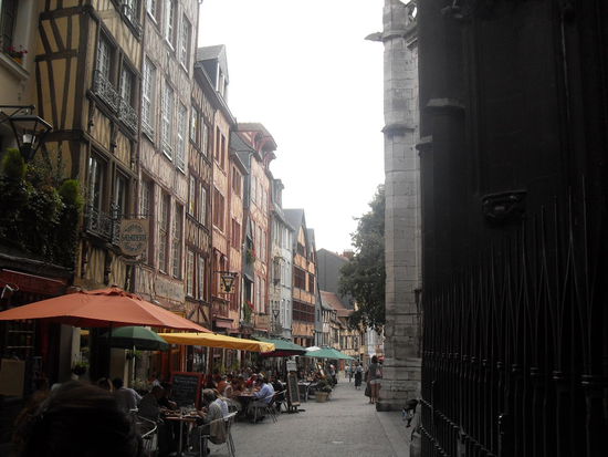 Hier sieht man die schönen Fachwerkhäuser und die erwähnten Cafés und Restaurants auf der Rue Martainville.