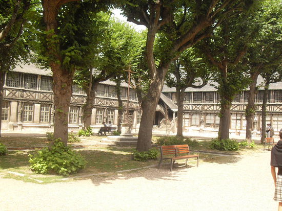 Der Aître St-Maclou, der Pestfriedhof, beeindruckend waren hier die den Friedhof umgebenen Holzgalerien, die mit geschnitzten Totenszenen verziert sind - von diesen haben wir aber leider kein geeignetes Foto, sorry!