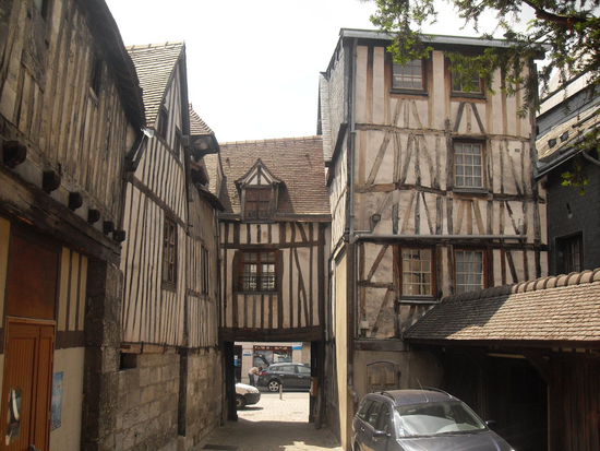 Manche Häuser in Rouen wirkten nicht mehr so standfest und ein wenig baufällig ...