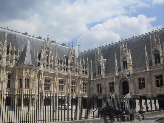 Das Palais de Justice hat hingegen optisch schon wieder einiges mehr hergemacht.