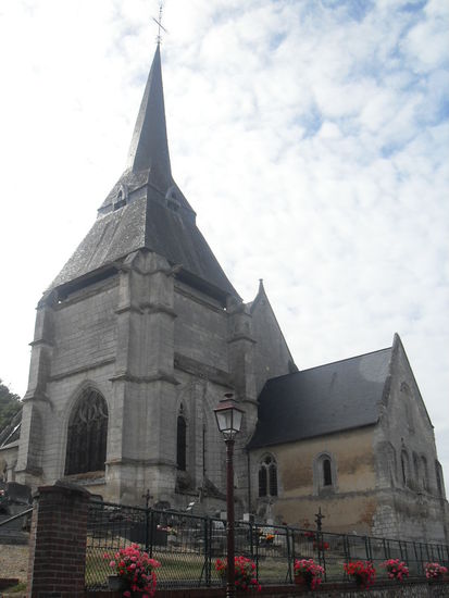Die total verlassene Dorfkirche, unheimlich wie der ganze Ort. Wenigstens hängen hier Blumen 
