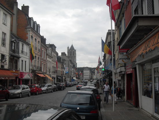 Ein Foto des kleinen Stadtzentrums von Pont-Audemer.