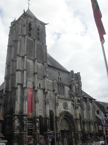 Die Kapelle des Ortes! Mal wieder sehr groß und mal wieder fand gerade eine Hochzeit statt.
