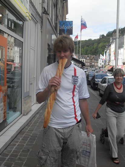 Zum Abendbrot kauften wir uns ein Baguette für 0,80€, so wie Franzosen das üblicherweise tun. Schwarzbrot vermissen wir noch nicht!