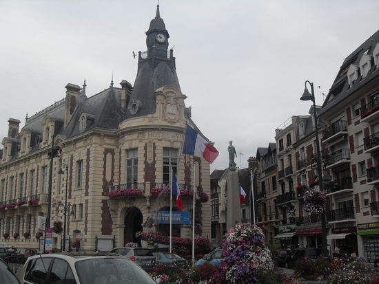 Das Rathaus von Deauville. Sehr blumig geschmückt!