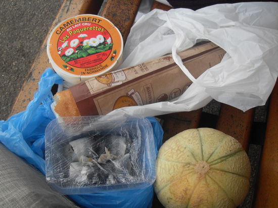 Unsere Einkäufe...das Baguette wurde bereits von Ricky angeknabbert.