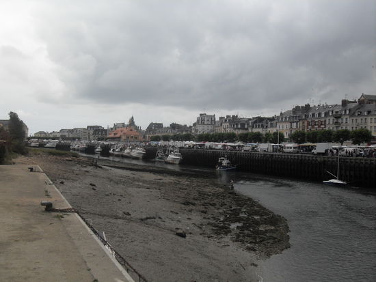 Das kaum gefüllte Hafenbecken. Die Flut setzt aber gerade wieder ein.
