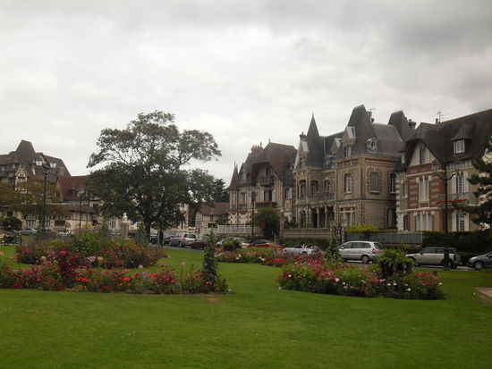 Der zentral gelegene Park sowie schicke Häuser im Hintergrund 