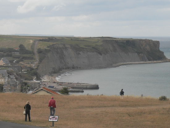 Links der Ort Arromanches und im Hintergrund die bekannten Klippen, die sowohl aus Dokumentationen als auch Computerspielen bekannt sein dürften
