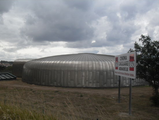 Das Museum mit seiner Kuppel von außen.