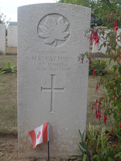 Das Kanadische Ahornblatt sowie die Flagge schmücken diesen Grabstein