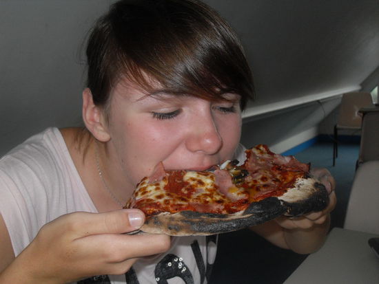 Der schwarze Rand täuscht: Die Pizza war großartig!