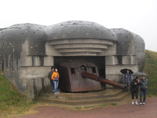 Eines der vier sich in einem Bunker befindlichen Abwehrgeschütze von vorne ...