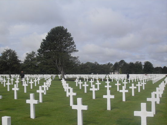 Der Friedhof liegt inmitten eines sehr gepflegten Parks ...