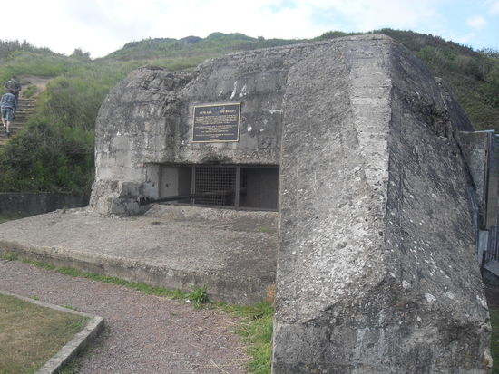 Dieses Abwehrgeschütz fand sich auch noch am Omaha Beach - es war eines der letzten, welches eingenommen wurde.
Zuvor hatte es für große Verluste bei den Alliierten gesorgt.