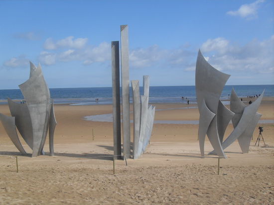Ein Denkmal am Omaha Beach, welches beispielsweise Brüderlichkeit, Freiheit und Frieden symbolisieren soll.