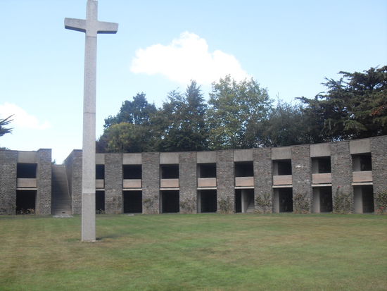 Die Gräber befanden sich hier in Kreisform verteilt um ein Kreuz ...