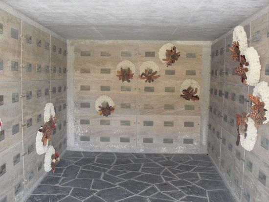 in gruftähnlichen "Unterkünften".