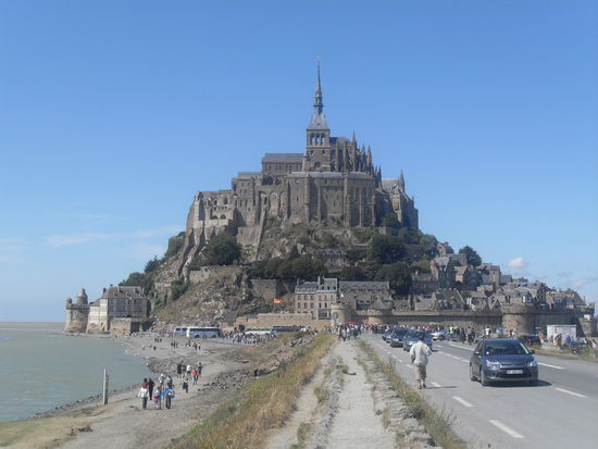 ... und ist letztendlich so nah. dass die Bus-, Auto- und Menschenkarawanen nur so drauf zurollen.