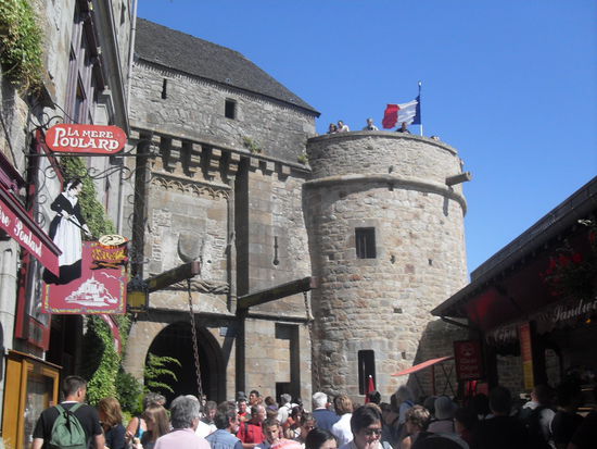 Die Zugbrücke sowie Abwehrtürme der Stadt.