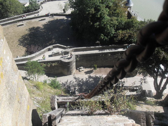 An dieser Stelle der Lastenaufzug. Zu den Zeiten, als der Mont-Saint-Michél als Gefängnis genutzt wurde, mussten die Häftlinge in einer Art "Hamsterrad" laufen, um den Aufzug in Gang zu bringen.