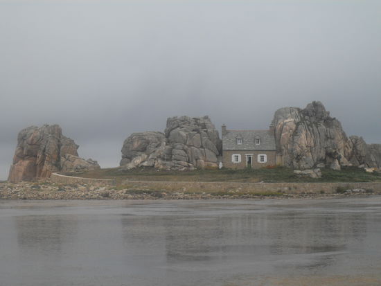 Die Felsen schützen das Haus vorm Wind.