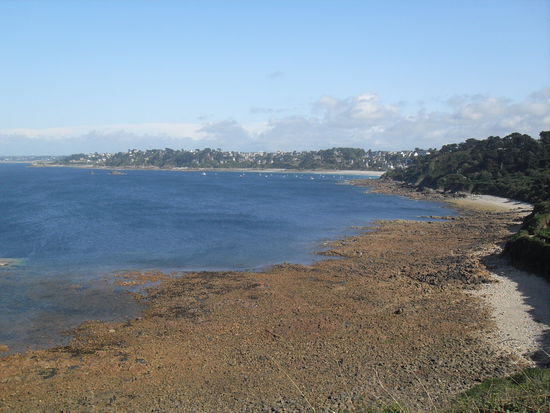 Das Meer hat eine wunderschöne blaue Farbe.