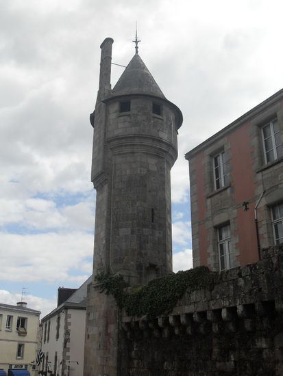 Ein alter an die Stadtmauer angrenzender Wachturm.