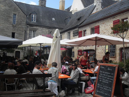 Ein typisch französisches Restaurant bzw. Café: Die Leute sitzen draußen auf den Straßen und ich schaue ihnen auf die Teller 