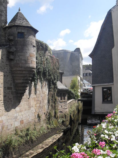 Auch typisch für französische Städte: Die kleinen die Zentren durchfließenden Flüsse oder Bäche