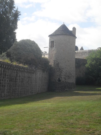 Hier nochmal die Stadtmauer plus weiteren Wachturm.