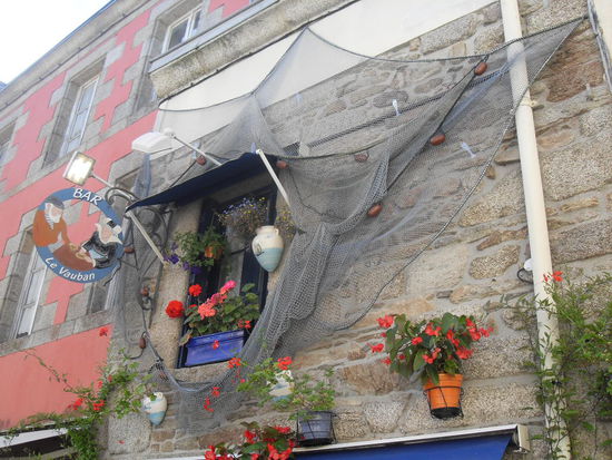 Die liebevoll gestaltete Außenfassade eines Restaurants.