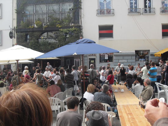 Man tanzt traditionell im Kreis und fässt sich an den Händen.