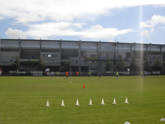 Die Mannschaft fleißig beim Training, im Hintergrund das Stadion.
Ironischer Kommentar vom Fachmann Ricky zum Training: "Boah, sind die schlecht! Bestimmt welche für Hertha dabei!" 