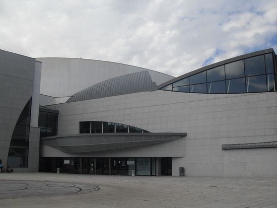 Der Platz vor dem Stadion, sehr modern gestaltet!