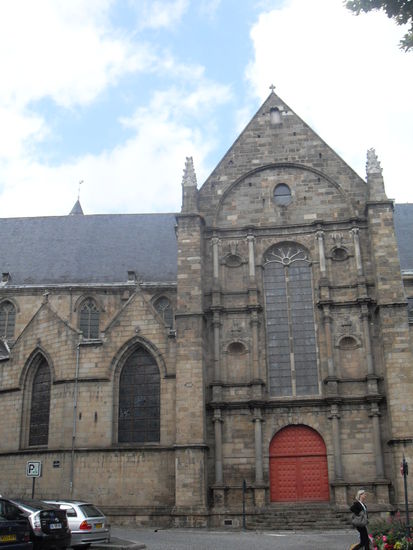 Das erste sehenswerte Gebäude war wieder so, wie viele in der Bretagne - aus jenen charakteristischen Steinen!