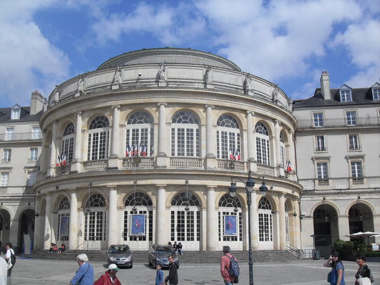 ... sowie gegenüber das Theatre