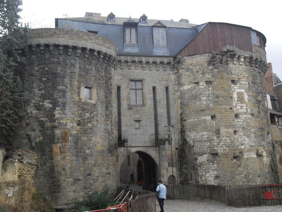 Zeugnisse der Vergangenheit waren auch in der bretonischen Hauptstadt wieder allgegenwertig ...