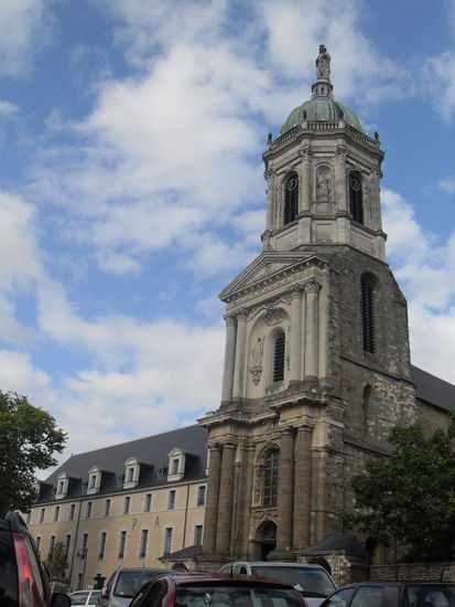 An jenes Gebäude schließt ein wunderschöner Garten an ...