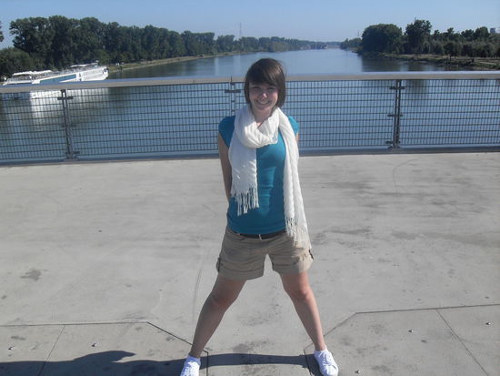 Doro mit linkem Bein in Frankreich, das rechte Bein in Deutschland!