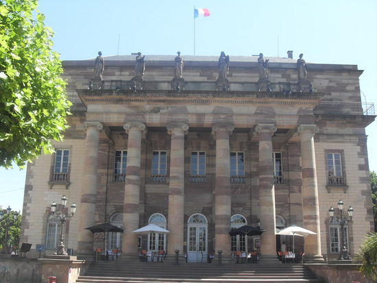 Theatre - man beachte die überall zu erkennenden Frankreichfahnen 