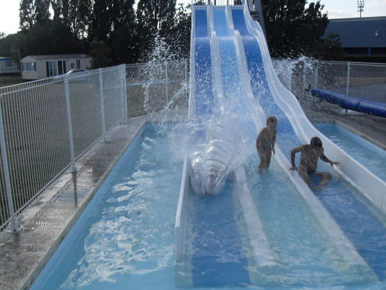 ... und hier knallt sie ins Wasser - der arme kleine Junge 