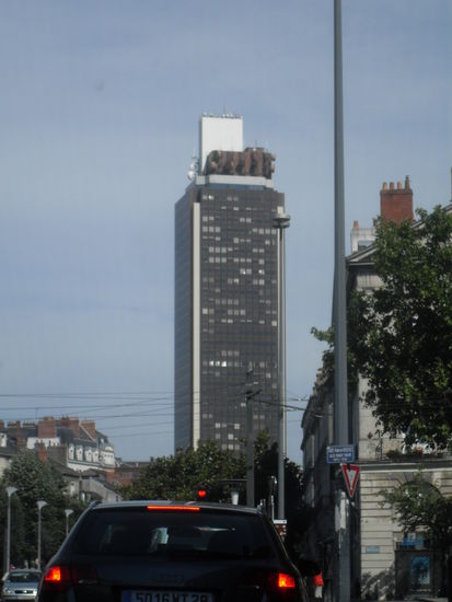 Das das Zentrum überragende Hochhaus - erinnert ans Park Inn am Alex 