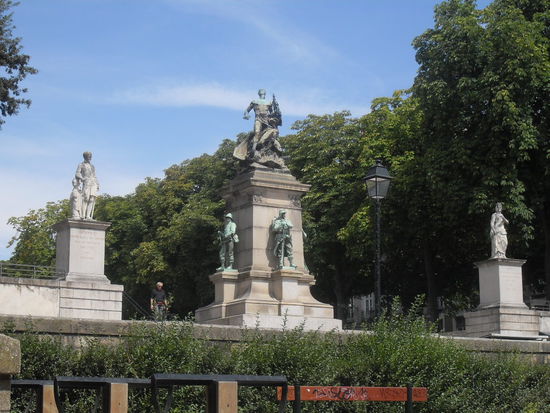 ... wie auch dieses Eingangsportal für einen Garten