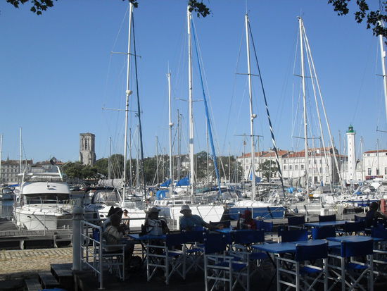 So entspannt, wie die Leute dort alle essen und genießen!