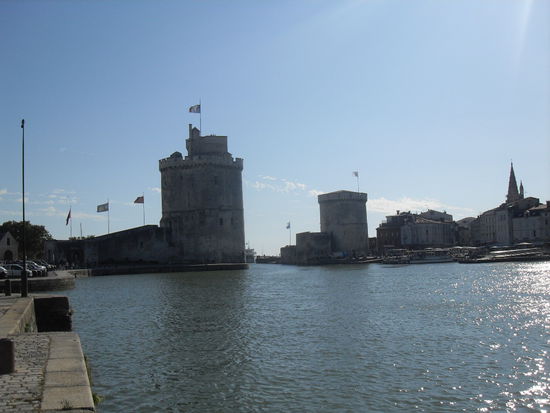 ... welche das Eingangsportal des Hafens bilden